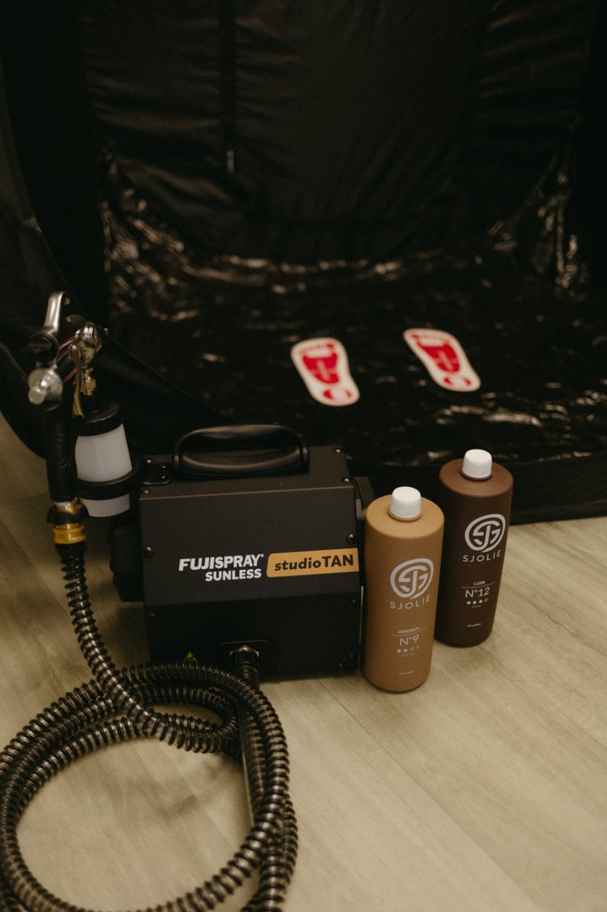 Bryanna with her spray tan setup